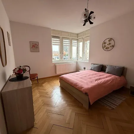 100m, 5 Min Center 2 Bedrooms, 6 People *
